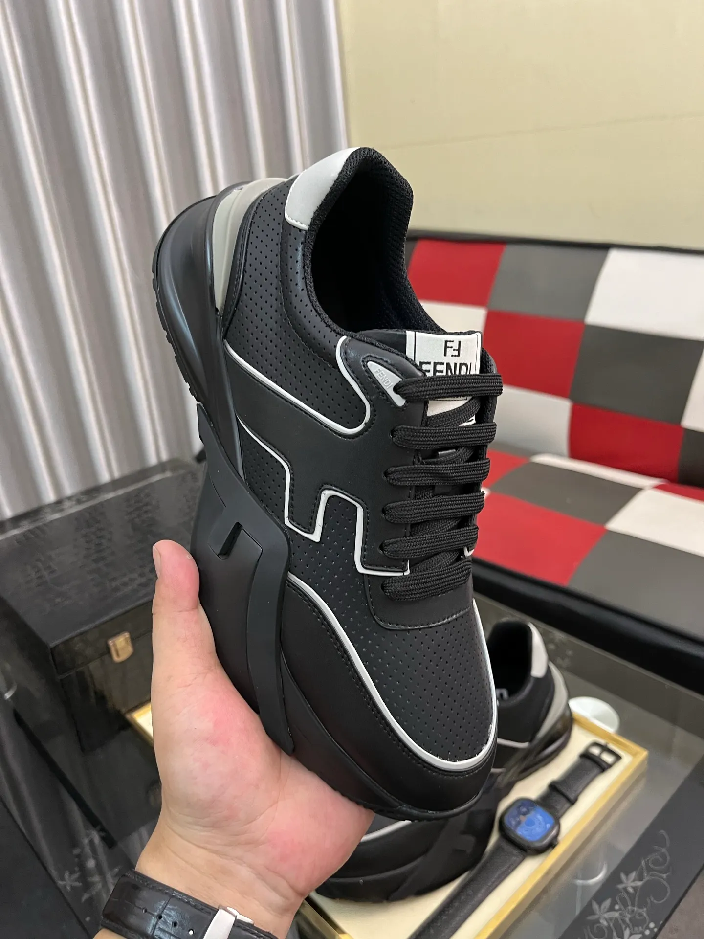 Men's men's shoes 💰560⌚️⌚️FENDI.•FENDI unique modern style sneakers. Counter purchasing🏃casual shoes😍😍 Original breathable fly-knit mesh imported from Italy (refuses to discolor and abrade feet) soles: Original soles specially provided by the original factory, super cool😍 French lazy style design ⚠️ Original quality, super comfortable and wear-resistant original soles. Code number: 38-442️⃣Colors available